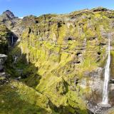 Otra de las cascadas que hay en este cañón es Hangandifoss, a la derecha, una de las más altas de Islandia con 123 metros de caída. (Autor: Antonio P. López)