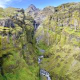 El cañón Múlagljúfur, situado al sur de Islandia, ha sido erosionado por el río Múlaá que nace en el glaciar del volcán Öræfajökull y se encuentra cerca de las lagunas de los glaciares Fjallsárlón y Jökulsárlón. Al fondo del cañón aparece la cascada Múlafoss. (Autor: Antonio P. López)