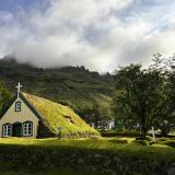 Hofskirkja –la iglesia de Hof– en la región de Öræfi, al sureste de la isla, fue construida en 1884. Los muros levantados con piedra y turba, así como el techo edificado con losas de piedra recubiertas de hierba, fueron diseñados por Páll Pálsson, según una antigua tradición islandesa. (Autor: Antonio P. López)