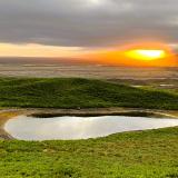 Una laguna formada por el glaciar Svínafellsjökull, rodeada de antiguas morrenas cubiertas de vegetación, al atardecer. (Autor: Antonio P. López)