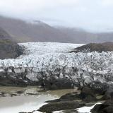 El glaciar Svínafellsjökull tiene una longitud de unos 10 kilómetros y varios cientos de metros de anchura. Desde 1895 está en retroceso, siendo en 1935 cuando tuvo la mayor pérdida de masa de hielo, retrocediendo cerca de 500 metros. Está monitorizado desde 1930 y las lecturas se hacen en otoño. Estas indican que el retroceso de la lengua glaciar no ha sido uniforme, porque se detuvo durante las tres últimas décadas del siglo XX, para acelerarse desde el 2010. (Autor: Antonio P. López)