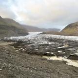 El glaciar Öræfajökull, situado sobre el volcán del mismo nombre, se encuentra en el Parque Nacional Skaftafell, en la región de Austurland, al sureste de Islandia. Aunque es menos conocido que el glaciar Vatnajökull, que también se formó en este volcán, sus hielos generan varias lenguas glaciares: Svínafellsjökull, la más occidental, y Falljökull, la lengua más oriental. (Autor: Antonio P. López)