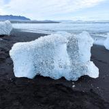 Restos de cenizas y pequeños trozos de roca, procedentes de una erupción, atrapados en el hielo glaciar. (Autor: Antonio P. López)