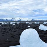 La playa Eystri-Fellsfjara de arena negra, como casi todas en Islandia, salpicada de trozos de hielo glaciar. Al fondo, el glaciar Vatnajökull que mide unos 150 km de este a oeste y unos 100 km de norte a sur. Bajo el glaciar está el volcán Öræfajökull, de 2.109,60 metros sobre el nivel del mar, que sigue activo. (Autor: Antonio P. López)