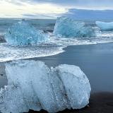 Caprichosas formas de los bloques de hielo de color azulado en la playa Eystri-Fellsfjara. En primer término, el hielo suele contener restos de cenizas volcánicas de colores oscuros atrapadas en su interior. El hielo permanece flotando en el lago unos cinco años de media antes de llegar al mar. (Autor: Antonio P. López)