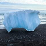 Breiðamerkurjökull es una lengua glaciar que nace del Vatnajökull, al sureste de Islandia. La lengua termina en el lago Jökulsárlón sobre los que hay flotando numerosos icebergs desprendidos del glaciar. Los trozos de hielo glaciar son arrastrados por el río Jökulsá á Breiðamerkursandi hacia el océano Atlántico, pero algunos son devueltos a la playa de arena negra de Eystri-Fellsfjara por la acción de las olas y las mareas. (Autor: Antonio P. López)