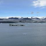 El lago Jökulsárlón tiene una profundidad máxima de unos 200 m y en su superficie se encuentran icebergs flotando que se desprenden de la lengua glaciar Breiðamerkurjökull (al fondo de la imagen). Como dato curioso, estos icebergs tardan en llegar al mar, situado a pocos cientos de metros, unos cinco años. (Autor: Antonio P. López)