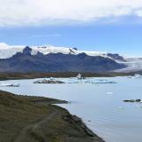 Jökulsárlón es el mayor lago glaciar de Islandia. Se formó en 1934-1935 y en 1975 pasó de 7,9 km² a los actuales 18 km², debido a la acelerada fusión de los glaciares de la zona. Al fondo, el Vatnajökull. (Autor: Antonio P. López)