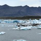 Las lagunas glaciares más grandes de Islandia, Jökulsárlón (en la imagen) y Fjallsárlón, se encuentran dentro de los límites del Parque Nacional Vatnajökull. Estas lagunas se formaron como consecuencia del retroceso de las lenguas glaciares con respecto a la costa del océano Atlántico, a pocos metros de distancia. (Autor: Antonio P. López)