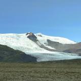 El Vatnajökull, con unos 8.000 km2, es el mayor glaciar de Europa y ocupa el 8% de la superficie total del país. Forma parte del Parque Nacional Vatnajökull, el más extenso de Europa, y se sitúa sobre una cadena de volcanes activos, como el Grímsvötn (uno de los más activos del país, que entró por última vez en erupción el 21 de mayo de 2011) o el Bárðarbunga (con 2.009 metros de altura, entró en erupción por última vez en septiembre de 2014). Se calcula que la pluma mantélica está situada justo debajo del Vatnajökull, de ahí la gran actividad volcánica de la zona. El espesor medio del hielo del casquete es de unos 400 m, llegando a un máximo de 1.000 m. (Autor: Antonio P. López)