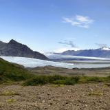 En el centro, el glaciar Fjallsjökull con el lago Fjallsárlón. El Fjallsjökull nace en las inmediaciones de la caldera volcánica de Öræfi, a más de 2.000 metros de altura, y forma parte del Öræfajökull, el glaciar situado a mayor altura de Islandia. A la derecha, el glaciar Vatnajökull. (Autor: Antonio P. López)