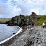 Teigarhorn se encuentra situado al noroeste de Djúpivogur, en el fiordo Berufjörður, al este de Islandia. Es mundialmente conocido por sus depósitos de zeolitas que aparecen en los huecos y fisuras de las rocas ígneas de los acantilados cerca de la costa. La formación de las zeolitas de Teigarhorn son el resultado de la interacción hidromagmática explosiva del magma en erupción y el agua, y están asociadas a diques que se extienden desde el volcán principal Álftafjörður, que estuvo activo hace más de 10 millones de años. (Autor: Antonio P. López)