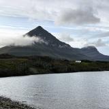 Búlandstindur es un cono volcánico situado entre las bahías de Berufjörður y Hamarsfjörður, en la región de Austurland, al este de Islandia. Tiene una altura de 1.069 metros sobre el nivel del mar y está formada por capas de basalto. (Autor: Antonio P. López)