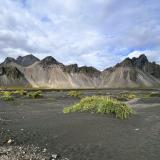 La playa de ’arena negra’ de Stokksnes está situada en el pueblo pesquero de Höfn, en Hornafjörður, región de Austurland, al sureste de Islandia. Es una extensa playa de dunas de varios kilómetros a los pies del glaciar Vatnajökull.
Cerca de la playa, está Vestrahorn con 454 metros de altura. Esta cadena montañosa se extiende entre los montes Húsadalstindur, en el oeste, y Brunnhorn, en el este. Su edad se estima entre 8 y 11 millones de años, cuando formó parte de un gran volcán central en la placa euroasiática. Sus laderas están formadas principalmente por gabro, una roca ígnea intrusiva de grano grueso y colores oscuros, compuesta por plagioclasa y piroxeno, que contiene muy poco cuarzo. Los gabros se han enfriado lentamente y sus cristales se han desarrollado más que en los basaltos, que son de enfriamiento más rápido. (Autor: Antonio P. López)