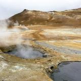 En la zona abundan las fumarolas, solfataras y mud pots (pozos de barro). La emisión de vapor de agua con ácido sulfhídrico origina depósitos de azufre nativo, además del característico olor a huevo podrido que inunda toda el área de Hverir. Ni las emisiones de vapor de agua, ni las de otros gases evitan la proliferación de millones de pequeñas y molestas moscas que inundan la zona. (Autor: Antonio P. López)