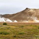 La zona geotérmica de Hverir está situada en el noreste de Islandia, al este del lago Mývatn y a los pies del monte Námafjall, de 482 metros de altitud, y del Námaskarð. Es un área de gran actividad volcánica ya que se asienta sobre el sistema de fisuras del volcán Krafla – Námafjall, que tiene una longitud de 80 kilómetros, con un ancho de entre 4 y 10 kilómetros, y que recorre parte del norte de Islandia, en el área de transición entre las placas euroasiática y norteamericana. (Autor: Antonio P. López)