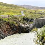 El Cañón Stuðlagil está situado en el valle de Jökuldalur. Es impresionante observar la gran cantidad de columnas poligonales de basalto que atraviesa el río glaciar Jökulsá á Dal. Hasta la construcción de la presa Kárahnjúkar en 2007, el nivel del agua ocultaba las columnas basálticas. La retención de agua alteró el caudal que fluía a través del cañón y dejó ver la estructura actual del basalto. En la parte derecha de la imagen las columnas están en posición vertical, pero avanzando hacia la izquierda llegan a estar horizontales e inclinadas. (Autor: Antonio P. López)