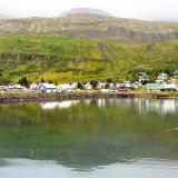 Este municipio del este de Islandia con algo más de 600 habitantes está situado en el fiordo de Seyðisfjörður. Rodeado de hialoclastitas y altas coladas de basalto, hay varios saltos de agua en sus alrededores, siendo el más conocido la cascada Rjúkandafoss. (Autor: Antonio P. López)