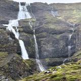 La cascada Rjúkandafoss, o Rjúkandi, forma parte del río Ysta-Rjúkandi, uno de los tres ríos que atraviesan el valle Jökuldalur, que nace al norte del monte Sandfell, al este de Islandia. Esta cascada tiene varios saltos entre basalto y tobas, alcanzando una altura de 93 metros en total. La localidad más cercana es Seyðisfjörður. (Autor: Antonio P. López)