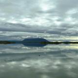 El lago Mývatn pertenece al municipio de Skútustaðahreppur, uno de los más extensos de Islandia. Además del Mývatn, su territorio incluye el lago Öskjuvatn, así como los volcanes Hverfjall, Askja, Krafla y Herðubreið. Al fondo del lago, el Hverfjall, un cráter circular de 140 metros de altura y 1.000 metros de circunferencia. (Autor: Antonio P. López)