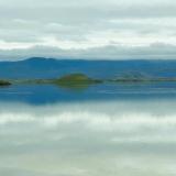 El Mývatn es el cuarto lago más grande de Islandia y está alimentado por manantiales subterráneos de aguas calientes y frías. En la imagen, uno de los ‘pseudocráteres’ cubierto de hierba sobresale del lago. (Autor: Antonio P. López)