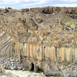 Detalle de las diferentes coladas de basalto que forman el cañón que ha sido erosionado por el río Skjálfandafljót, en las proximidades de la cascada Aldeyjarfoss. (Autor: Antonio P. López)