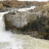 Aldeyjarfoss es una cascada situada al norte de Islandia, en la parte más septentrional de la carretera Sprengisandur, en las Tierras Altas. El río Skjálfandafljót, que nace en el glaciar Vatnajökull, atraviesa el ‘campo de lava’ llamado Suðurárhraun formado por varias coladas de basalto procedentes de diferentes erupciones, hace unos 9.500 años. En este punto hay un desnivel de 20 metros que forma la cascada entre columnas de basalto. (Autor: Antonio P. López)