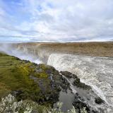 Las paredes del cañón están formadas por diferentes coladas basálticas. Las coladas de material relativamente liso y fino son producto de erupciones interglaciares. Los depósitos basálticos columnares se forman cuando el magma se encuentra con abundante hielo y se enfría tan rápidamente que se fractura en largas columnas poligonales. Las columnas poligonales (5-7 caras) separadas por juntas verticales con estrías subhorizontales uniformemente espaciadas en las caras son características de una contracción lenta y un enfriamiento uniforme del flujo de lava basáltica. (Autor: Antonio P. López)