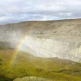 El río Jökulsá á Fjöllum sigue la fosa de Sveinar y un enjambre de fisuras del sistema volcánico de Fremrinámar, una de las cinco zonas volcánicas activas de la Zona Volcánica Norte, por lo que es probable que la génesis del cañón estuviera también condicionada por la tectónica precedente. (Autor: Antonio P. López)