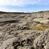 La erosión fluvial y glaciar han modelado la parte superior de las columnas prismáticas de las coladas basálticas cerca de la cascada Dettifoss. (Autor: Antonio P. López)