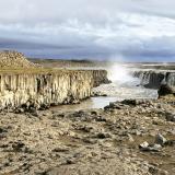 Según estudios recientes, la garganta o cañón de Jökulsárgljúfur se formó por la deglaciación del Vatnajökull en el Holoceno y la actividad magmática subglacial. El volcán Bárðarbunga, situado bajo el glaciar Vatnajökull, entró en erupción en múltiples ocasiones, provocando terremotos e importantes inundaciones catastróficas. Estas erupciones liberaron rápidos y enormes volúmenes de agua de deshielo a lo largo del río, desprendiendo grandes trozos de basalto columnar preexistentes. Los estudios sobre el terreno determinaron que el cañón se formó a partir de tres inundaciones violentas y extremas, en lugar de por una erosión gradual, que provocaron una rápida remoción por arrancamiento, hace dos, cinco y nueve mil años. (Autor: Antonio P. López)