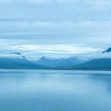 Un valle glaciar se caracteriza geomorfológicamente por presentar un perfil transversal en forma de “U”, a diferencia del fluvial cuyo perfil es en “V”. En la imagen, un gran valle glaciar en Akureyri visto desde el fiordo Eyjafjörður, muy cerca del círculo polar ártico. (Autor: Antonio P. López)