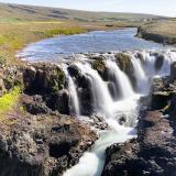 El cañón Kolugljúfur atraviesa el valle de Víðidalur por el que fluye el río Víðidalsá, al norte de Islandia. El cañón tiene aproximadamente 1 km de largo y unos 40-50 metros de profundidad. Al inicio del cañón se encuentra la cascada Kolufoss con varios saltos en paralelo. (Autor: Antonio P. López)