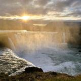 El río Skjálfandafljót tiene una longitud de 180 km y nace en el glaciar Vatnajökull. 
Goðafoss al atardecer. (Autor: Antonio P. López)