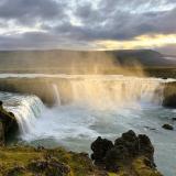 Goðafoss, o ‘cascada de los dioses’, se encuentra en el municipio de Þingeyjarsveit, región de Norðurland Eystra, al norte del país. Las aguas del río Skjálfandafljót, el cuarto río más caudaloso de Islandia, se precipitan desde 12 metros de altura y alcanzan los 30 metros de ancho. En realidad, son dos cascadas principales y varias más pequeñas que, en algunas partes, alcanzan hasta 17 metros de altura. (Autor: Antonio P. López)