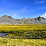 Las estribaciones de Búðahraun, en la península de Snæfellsnes, están protegidas por una cadena volcánica fuertemente erosionada cuyo material detrítico se acumula es las laderas y ha formado la llanura sobre la que se construyó Búðakirkja. (Autor: Antonio P. López)