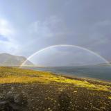 La costa de Grundarfjörður en un día lluvioso. Al fondo, en el centro Kirkjufell. (Autor: Antonio P. López)