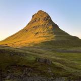 Kirkjufell es una estrecha montaña aislada de 463 metros de altura cerca de Grundarfjörður, en la península de Snæfellsnes, al oeste de Islandia, fruto de una impresionante erosión glaciar. Muy cerca se encuentra el estratovolcán inactivo Snæfellsjökull, de 1.446 metros de altitud, dentro del Parque Nacional Snæfellsjökull.
Es una de las "vistas" más famosas de Snæfellsnes. (Autor: Antonio P. López)