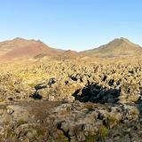 El área de Helgafellssveit, situada en la región de Vesturland, en la península de Snæfellsnes, al oeste del país, se encuentra sobre la placa norteamericana. Esta zona se caracteriza por la presencia de innumerables conos volcánicos que emergen sobre extensos campos de lava. 
En la imagen, a la derecha el volcán Hafrafell, a la izquierda el Kerlingarfjall, de 585 metros de altura, y delante de este el Rauðkúla, de color rojizo. (Autor: Antonio P. López)