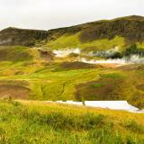 En la ciudad de Hveragerði, en la región de Suðurland, al suroeste de Islandia, se encuentra el parque geotérmico Hveragarðurinn. La zona es parte del volcán Hengill cuya actividad provoca frecuentes terremotos. Precisamente, uno muy violento ocurrido en 1896 originó unas aguas termales en el centro de la ciudad. Los alrededores de Hveragerði están repletos de fumarolas. (Autor: Antonio P. López)