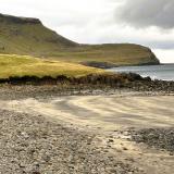 En las rocas basálticas de la playa de Búlandshöfði que están en contacto con el mar, y por tanto bastante erosionadas, suelen encontrarse algunos tipos de zeolitas. La más abundante en la zona es la chabasita, lo que indica que ha habido una alteración hidrotermal de baja temperatura. (Autor: Antonio P. López)