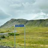 Esta parte del acantilado próxima a Svöðufoss es una mezcla débilmente estratificada de hialoclastitas y sucesivos flujos de lava. La roca marrón más fina es una toba hialoclástica que se formó cuando el agua subglacial enfrió y desintegró violentamente la lava fundida en fragmentos vítreos y la consolidó en una roca más porosa. Este tipo de hialoclastitas están datadas en el Holoceno superior. (Autor: Antonio P. López)