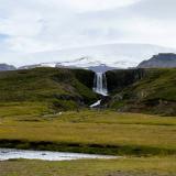 Svöðufoss es una cascada en el río Hólmkelsá con una caída de 10 metros desde un antiguo acantilado formado por columnas poligonales de dolerita. Forma parte del Parque Nacional Snæfellsjökull, en la península de Snæfellsnes. Al fondo, el volcán Snæfellsjökull cubierto de hielo por el glaciar del mismo nombre sobre el que hay un manto de nubes. (Autor: Antonio P. López)