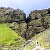 La cordillera Botnsfjall, en el sur de la península de Snæfellsnes, está dividida por una estrecha garganta llamada Rauðfeldsgjá. La estrecha fisura de pocos metros de ancho, por la que discurre un arroyo, es visitable. Sus paredes y suelo interiores están casi completamente cubiertos de musgo resbaladizo. El acceso está cerrado en invierno a causa del hielo. (Autor: Antonio P. López)