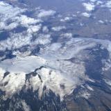 El Katla es uno de los volcanes más activos del sur de Islandia que forma, junto con el cañón Eldgjá, un sistema volcánico de fisuras. Está localizado bajo el glaciar Mýrdalsjökull. Tiene una altura de 1.490 metros, su caldera es de 10x14 km, con su eje largo en dirección NO-SE, y su profundidad alcanza los 750 metros. Las erupciones de este volcán subglacial son freatomagmáticas, producen altas columnas de cenizas y fuertes inundaciones debido al derretimiento de los glaciares. La mayor parte de la emisión de magma está formada por basaltos, riolitas y dacitas, y en menor cantidad por andesitas.
Se han documentado numerosas erupciones del volcán Katla, determinando que su periodo entre erupciones es de unos 40-80 años. Las erupciones desde el Holoceno (hace 10.600 años) se han caracterizado por ser de tres tipos: el primer tipo, erupciones explosivas basálticas dentro de la caldera, las cuales han ocurrido dos veces por siglo, siendo las más frecuentes; el segundo tipo, las erupciones explosivas silíceas en o cerca de la caldera, las cuales ocurren con menos frecuencia; y el tercer tipo, grandes erupciones de fisuras basálticas efusivas, produciendo volúmenes de 10 km cúbicos, las cuales han ocurrido en dos ocasiones durante el Holoceno. La última erupción explosiva tuvo lugar en 1918, arrojando 0,7 km cúbicos de material efusivo y provocando graves inundaciones.
En la imagen, vista del volcán Katla desde el aire. (Autor: Antonio P. López)