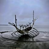 La escultura “El Viajero del Sol” (Sólfarið) se construyó para conmemorar el 200 aniversario de la ciudad de Reikiavik. Fabricada en acero, recuerda a un barco vikingo, honrando la historia de Islandia y su tradición marinera. Una oda al sol, en un día gris. (Autor: Antonio P. López)