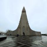 En Reikiavik está Hallgrímskirkja que, con 74,5 metros, es la iglesia luterana más alta de Islandia. Su construcción comenzó en 1948 y duró 38 años. Lo que más llama la atención es que el arquitecto de la iglesia, Guðjón Samúelsson, se inspiró en las columnas basálticas para el diseño de la fachada. (Autor: Antonio P. López)