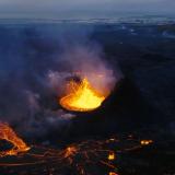 Sundhnúkur es un cráter de unos 130 metros asociado a una fisura volcánica dentro del sistema volcánico Eldvörp–Svartsengi, que forma parte de la zona de rift de la península de Reykjanes, al suroeste de Islandia. Esta fisura, con emisión de lava de tipo basáltico, está datada desde el año 2.350 a.C. y se extiende al noroeste de la ciudad de Grindavík.
Autor y copyright ©: David Aguilar Martin. (Autor: Antonio P. López)