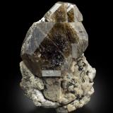 Zircón con OrtoclasaMontes Vishnevye (Vishnevogorsk), Chelyabinsk Oblast, Distrito Federal Ural, Rusia8 x 6 x 12 cm / Cristal principal: 6.8 cm (Autor: Museo MIM)