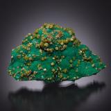 Pyromorphite, MalachiteBrown's cielo abierto, Rum Jungle, Batchelor, Condado Coomalie, Territorio del Norte, Australia6.1 cm x 4 cm x 2.6 cm (Author: Antonio Nazario)